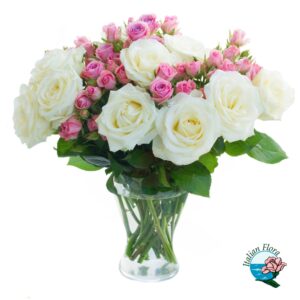 Mazzo di rose bianche e fiorellini