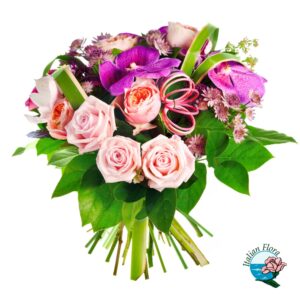 Bouquet con rose rosa e fiori misti